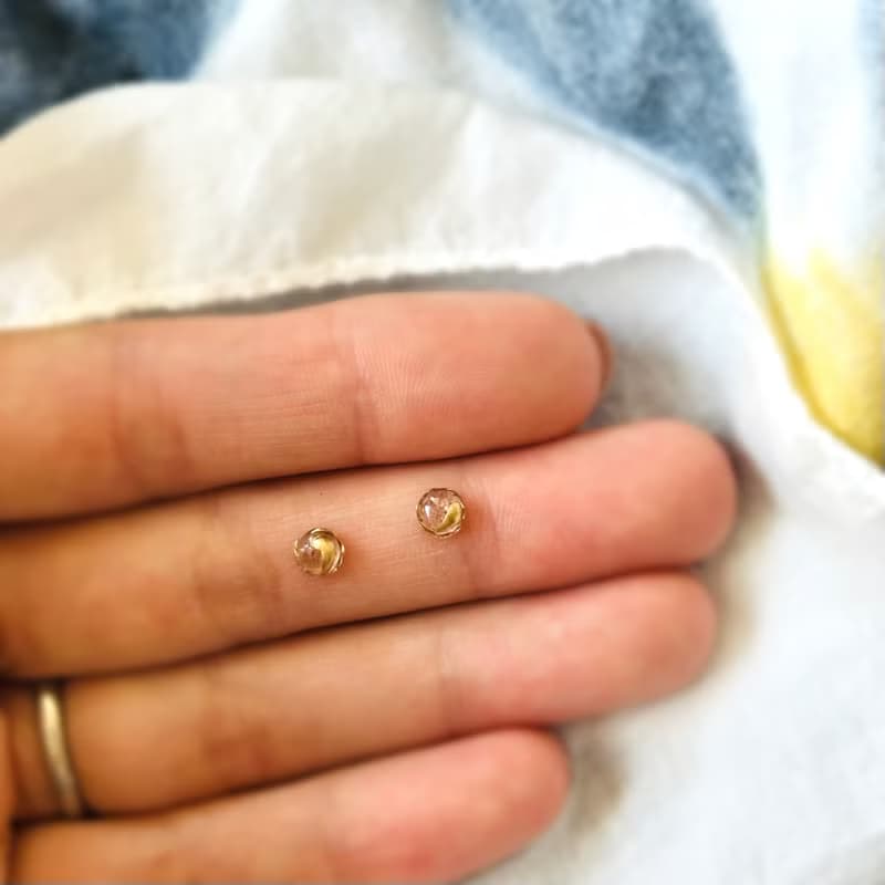 【再販】極小 ストロベリークォーツ 金継ぎ ピアス ノンホールピアス 小ぶり 小さい シンプル ピンク ゴールド 金 天然石 ギフト 贈り物 プレゼント 誕生日