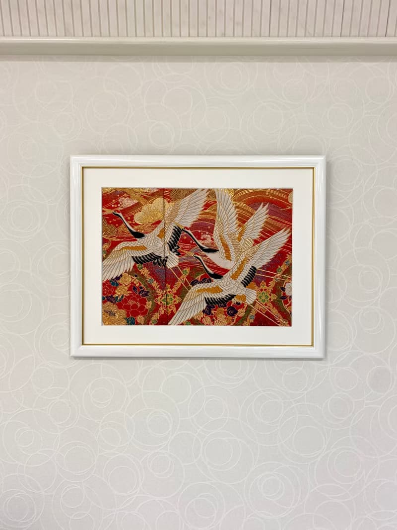 きものからつくるアートパネル019　鶴　1点もの　壁掛け　和柄　吉祥文様　長寿祝い　和モダンインテリア　きものアート made in japan