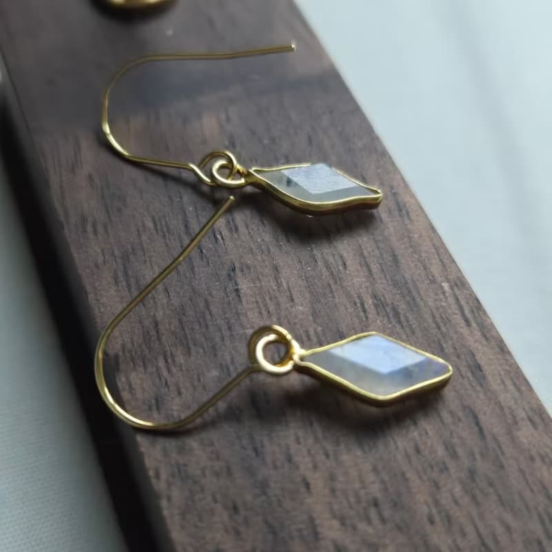 【Japan Handmade】レインボームーンストーンのピアス