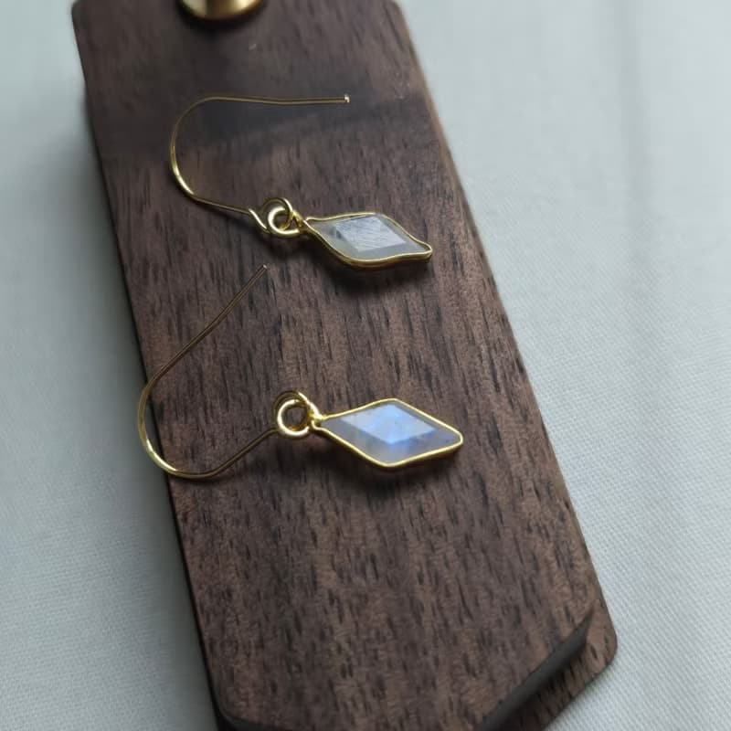 【Japan Handmade】レインボームーンストーンのピアス