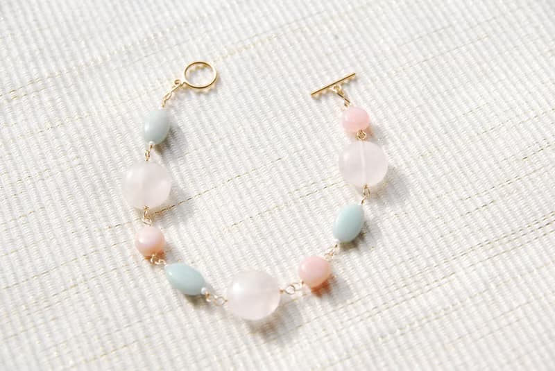 春色カラーストーンのブレスレット　ローズクォーツ１４kgf