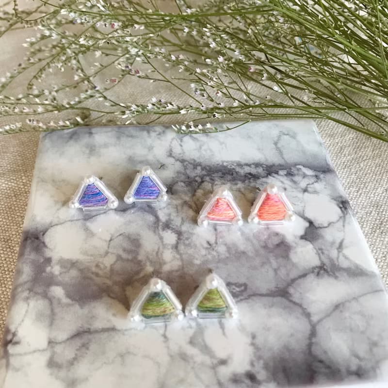 手作刺繡//神秘三角耳環-午夜藍紫//可改夾式