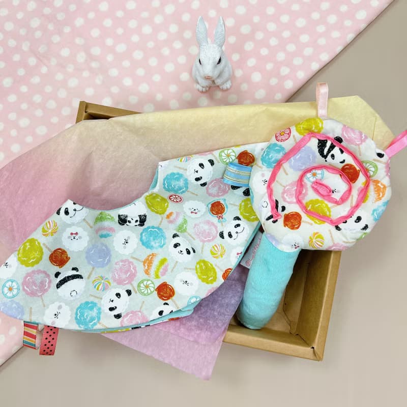 彌月禮盒 童趣棒棒糖 贈送禮盒包裝與提袋 寶寶手搖鈴 圍兜