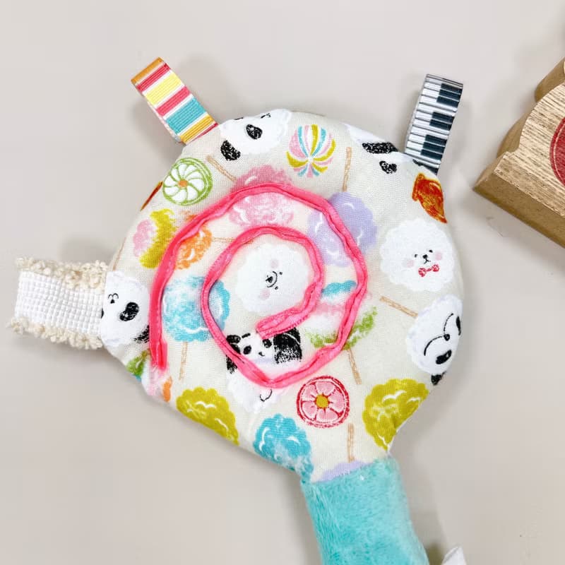 彌月禮盒 童趣棒棒糖 贈送禮盒包裝與提袋 寶寶手搖鈴 圍兜