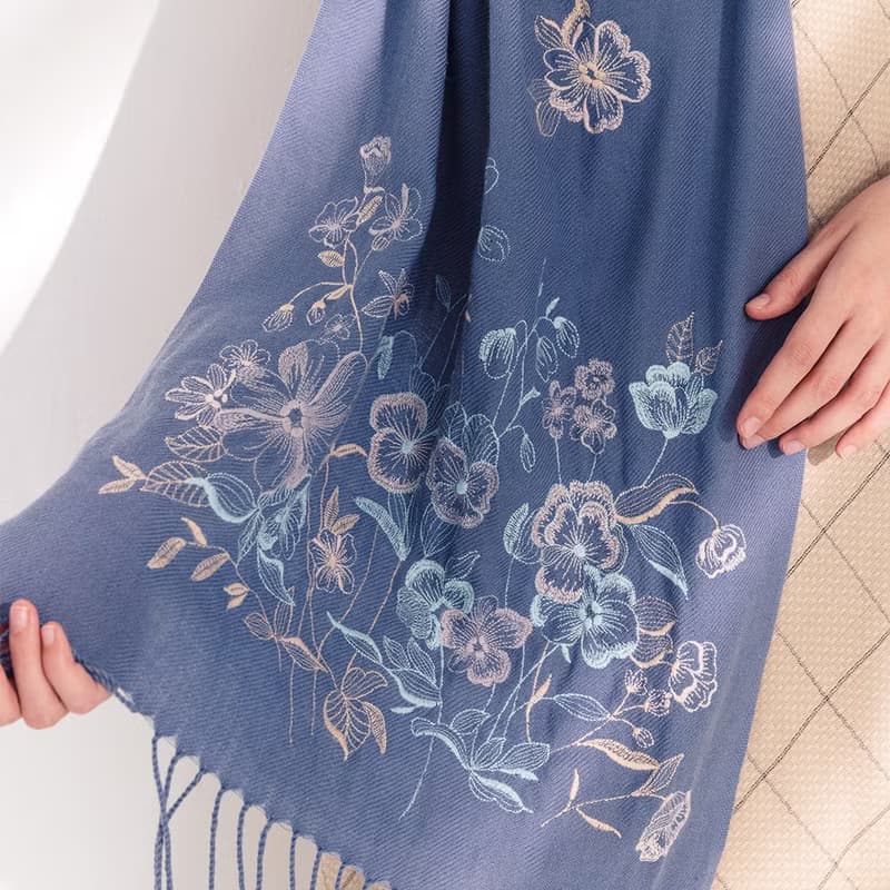 【輕奢】Lris春暖花開蕾絲刺繡純棉流蘇圍巾-霧霾藍