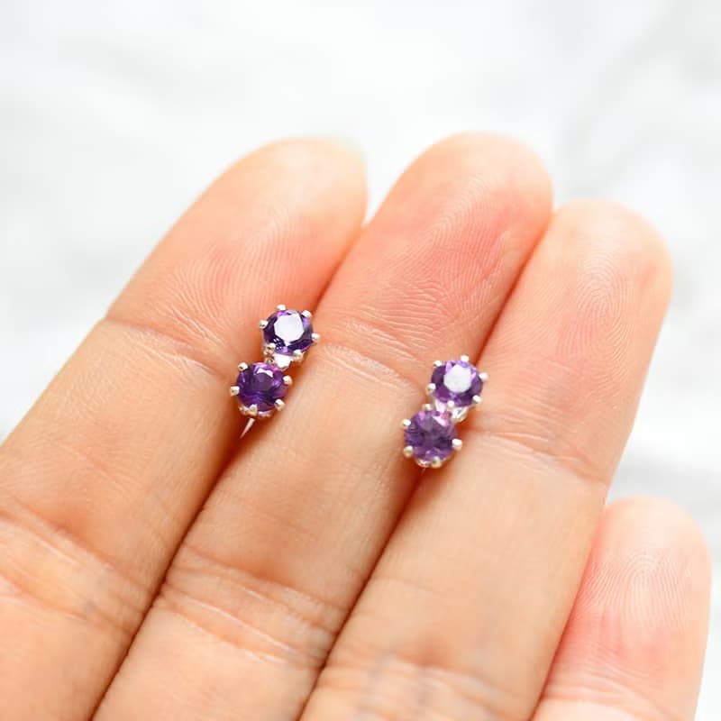 愛の守護石 アメジストのスタッドピアス　イヤリング可　4mm 1ペア 2月誕生石