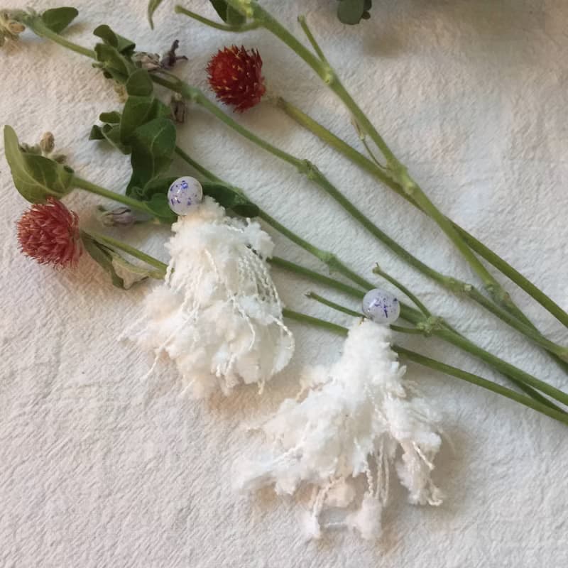 毛毛耳環【噗拉匹】系列白色款 紫色真花圓形耳針配上蓬蓬的白色