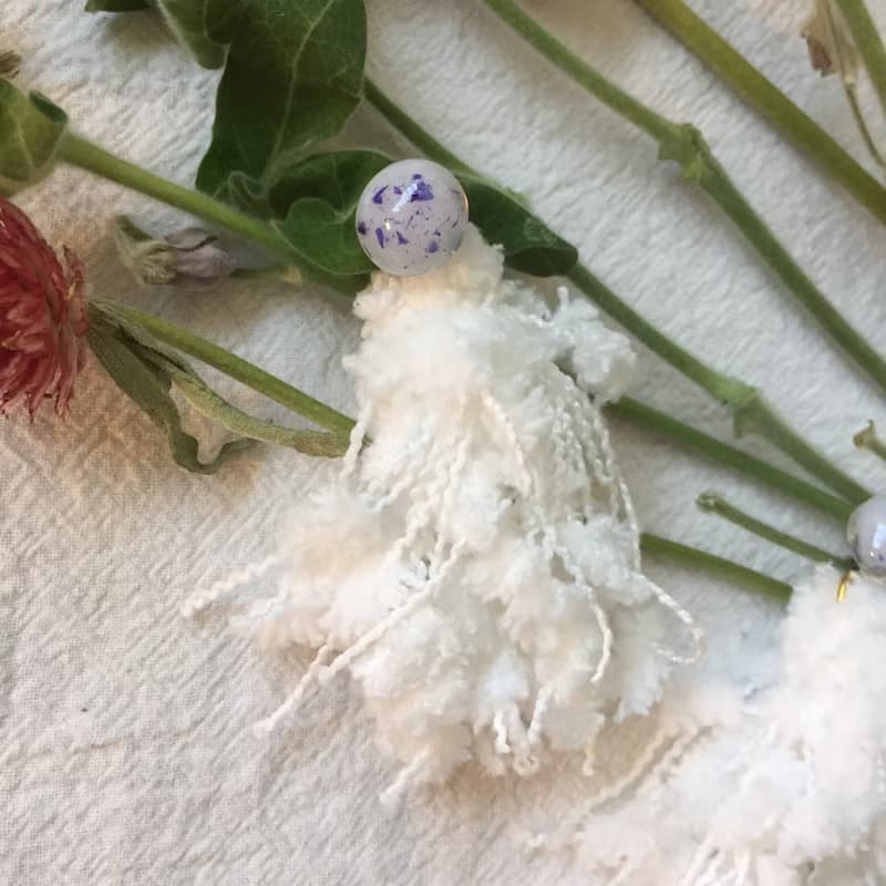 毛毛耳環【噗拉匹】系列白色款 紫色真花圓形耳針配上蓬蓬的白色