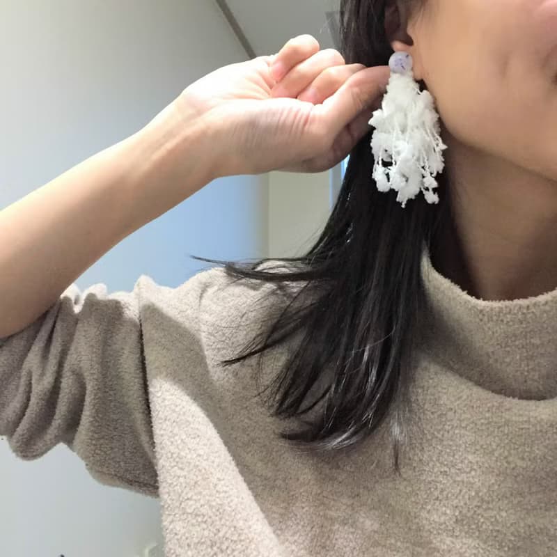 毛毛耳環【噗拉匹】系列白色款 紫色真花圓形耳針配上蓬蓬的白色