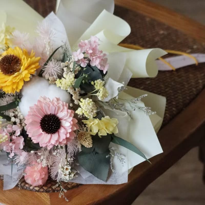 伴伴 | 撞色款永生花束 畢業季 畢業花束 永生花 乾燥花 擴香花