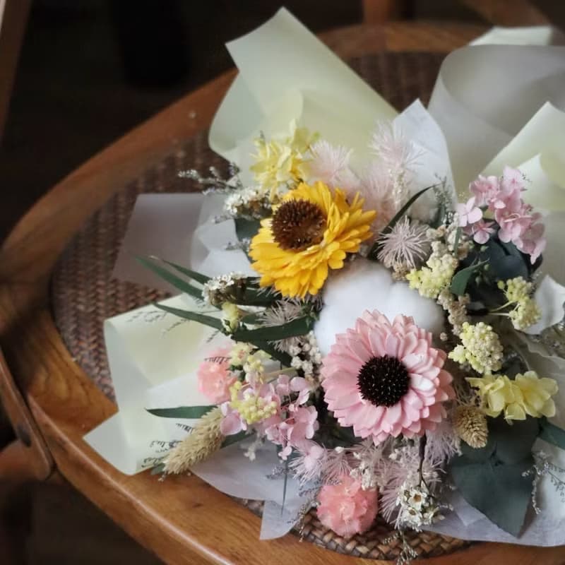 伴伴 | 撞色款永生花束 畢業季 畢業花束 永生花 乾燥花 擴香花