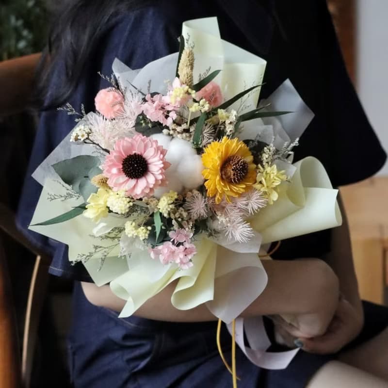 伴伴 | 撞色款永生花束 畢業季 畢業花束 永生花 乾燥花 擴香花