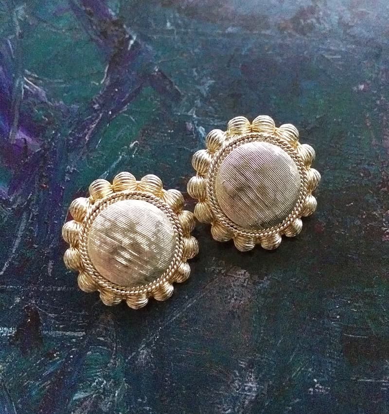 Vintage Jewelry 西洋古董飾品 刷紋金屬 圓型花 夾式耳環