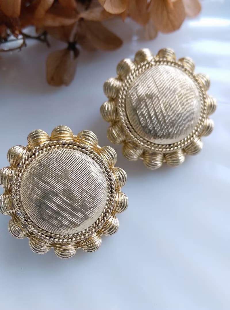 Vintage Jewelry 西洋古董飾品 刷紋金屬 圓型花 夾式耳環