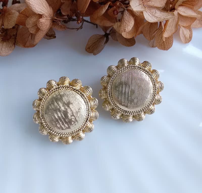 Vintage Jewelry 西洋古董飾品 刷紋金屬 圓型花 夾式耳環