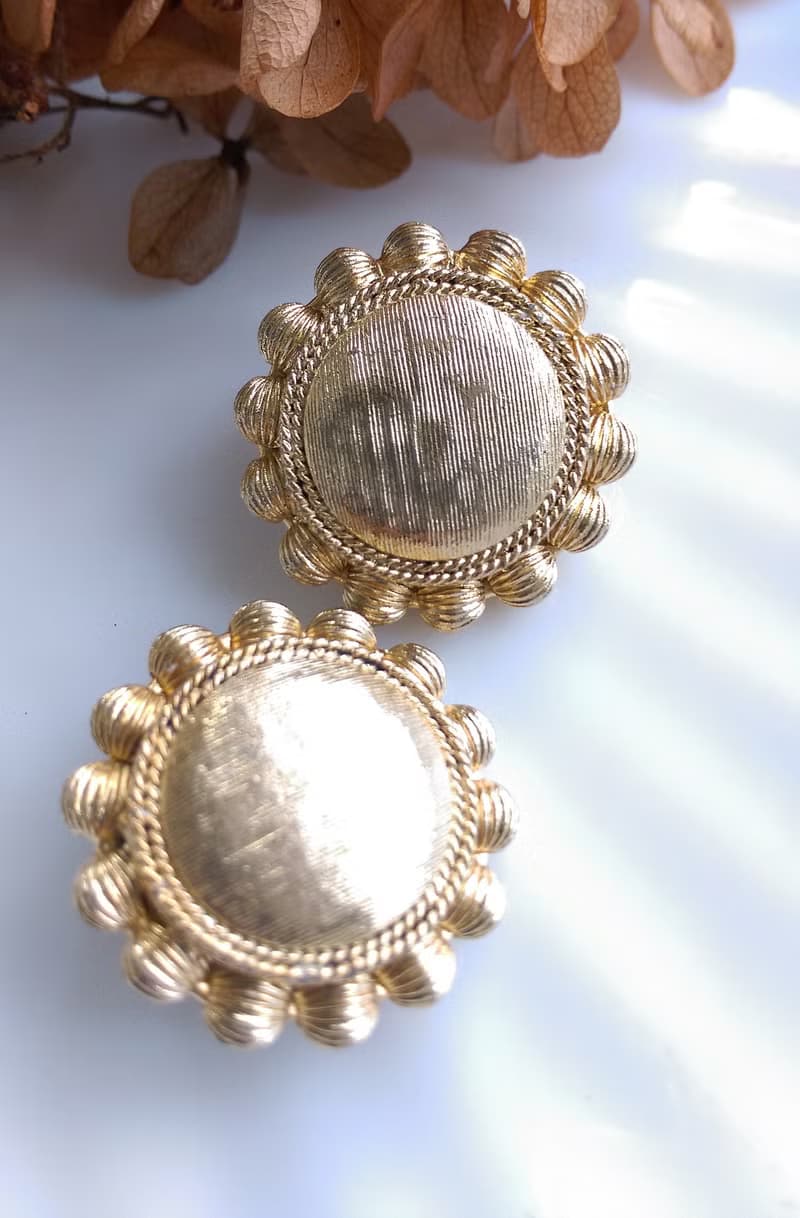 Vintage Jewelry 西洋古董飾品 刷紋金屬 圓型花 夾式耳環