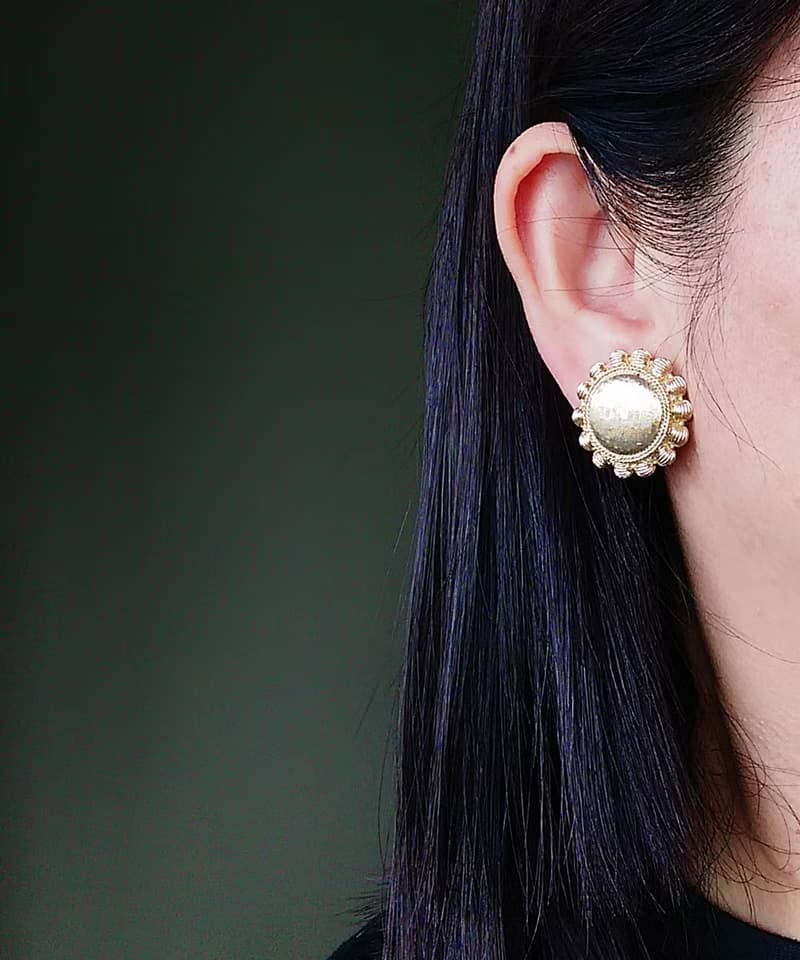Vintage Jewelry 西洋古董飾品 刷紋金屬 圓型花 夾式耳環