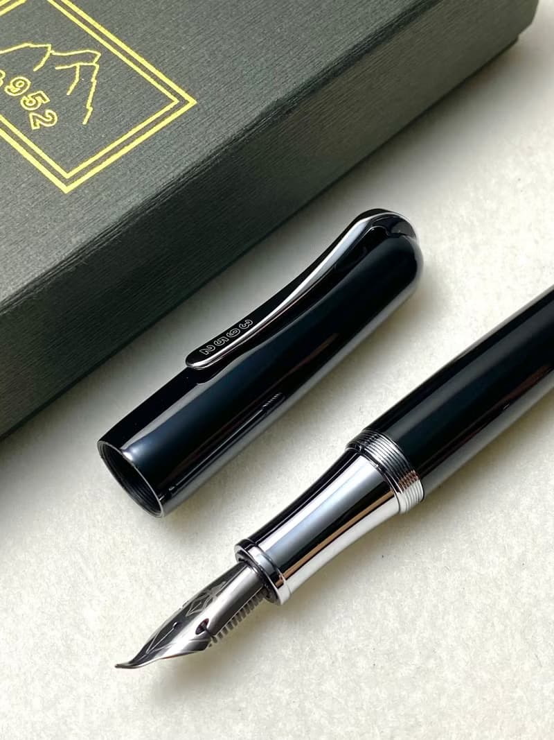 3952老山羊-BON1 曜石黑 亮面鋼琴烤漆 彈鋼書法尖鋼筆