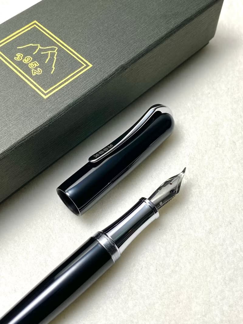 3952老山羊-BON1 曜石黑 亮面鋼琴烤漆 彈鋼書法尖鋼筆