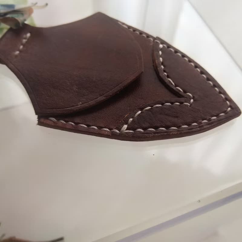 本革ー手縫いーリバテープリントリボンのポケットキーホルダー－チョコ－花柄