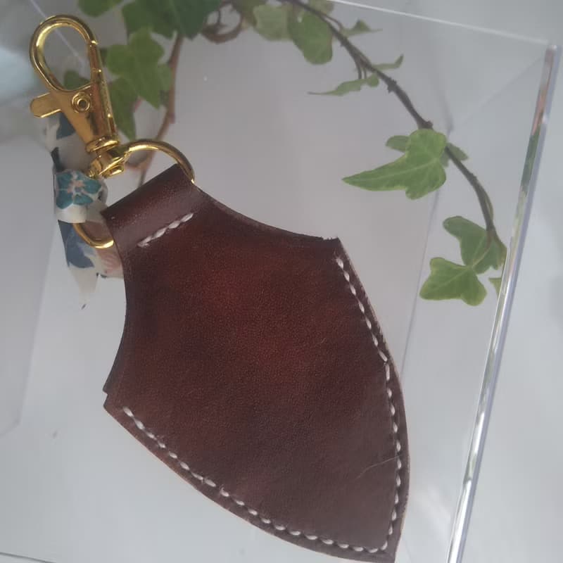 本革ー手縫いーリバテープリントリボンのポケットキーホルダー－チョコ－花柄