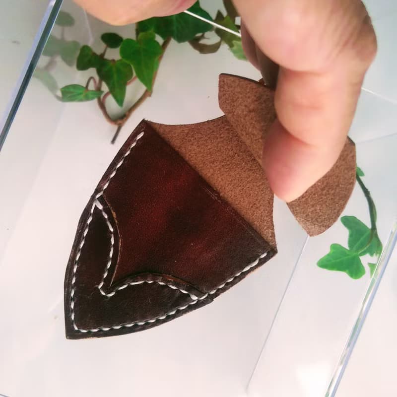 本革ー手縫いーリバテープリントリボンのポケットキーホルダー－チョコ－花柄