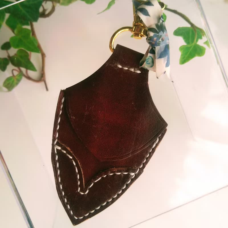 本革ー手縫いーリバテープリントリボンのポケットキーホルダー－チョコ－花柄