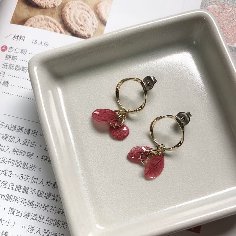 手作真花耳環/初夏。乾燥花耳環 繡球花 禮物 耳針 耳夾