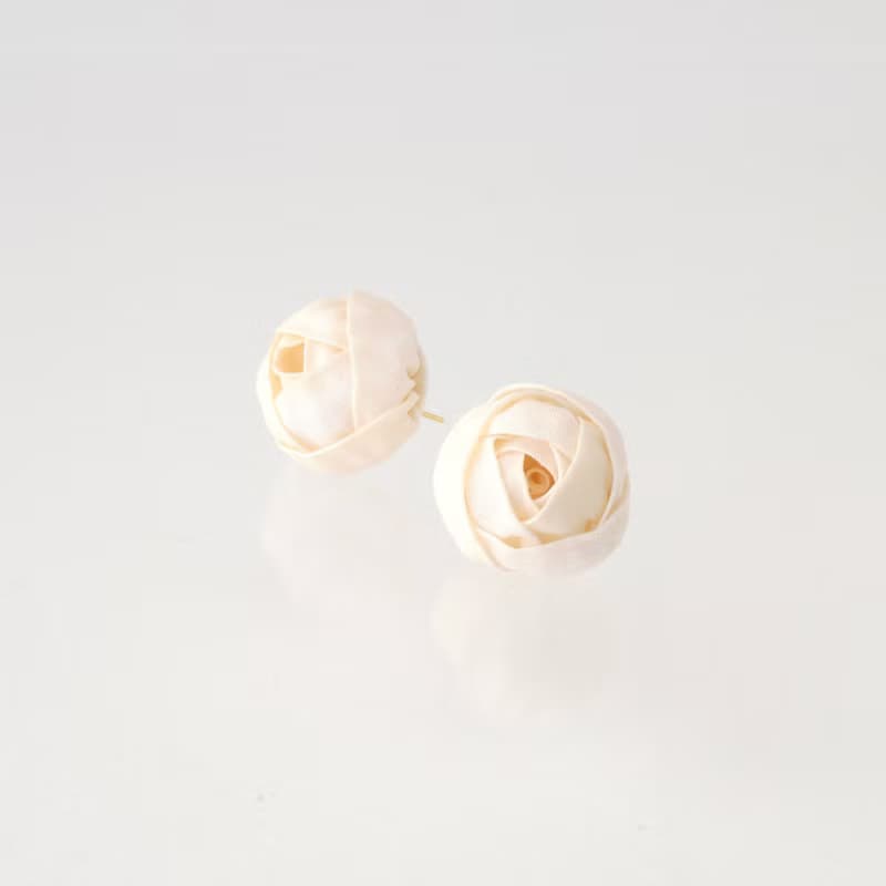 芍薬のつぼみのピアス・イヤリング/きものアップサイクルアクセサリー