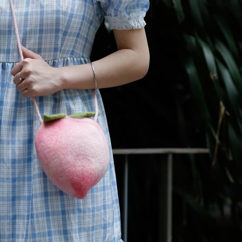軻人手工毛氈桃子包單肩斜跨手提小包純羊毛迷你可愛甜美少女包