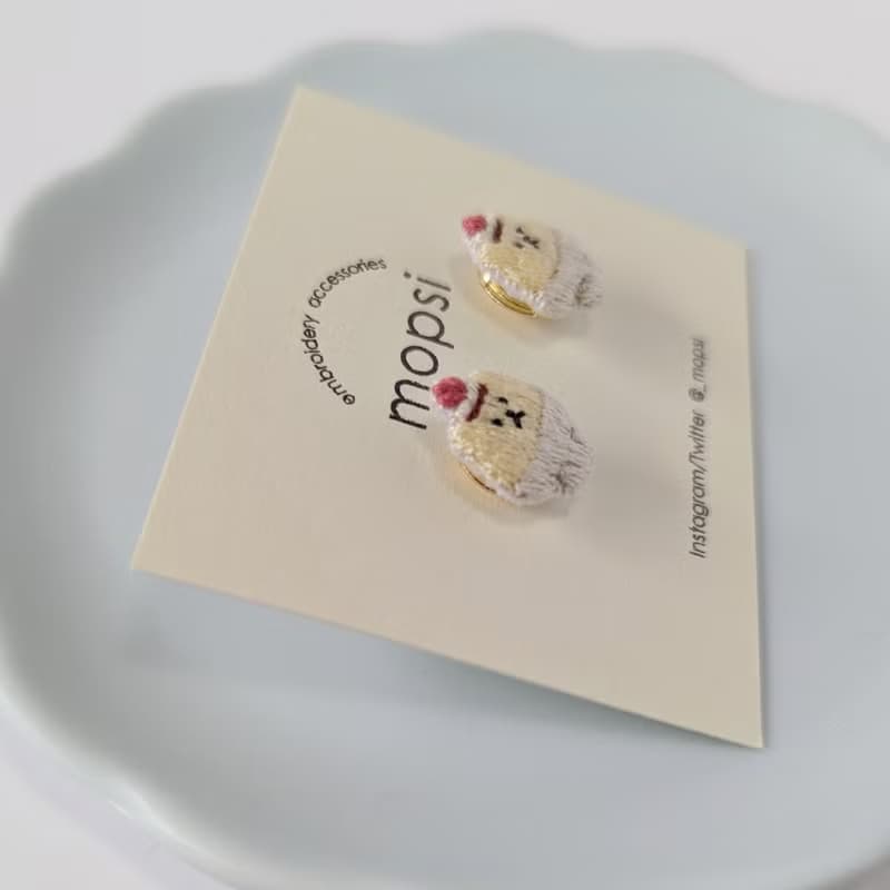 くまプリン　刺繍ピアス/イヤリング