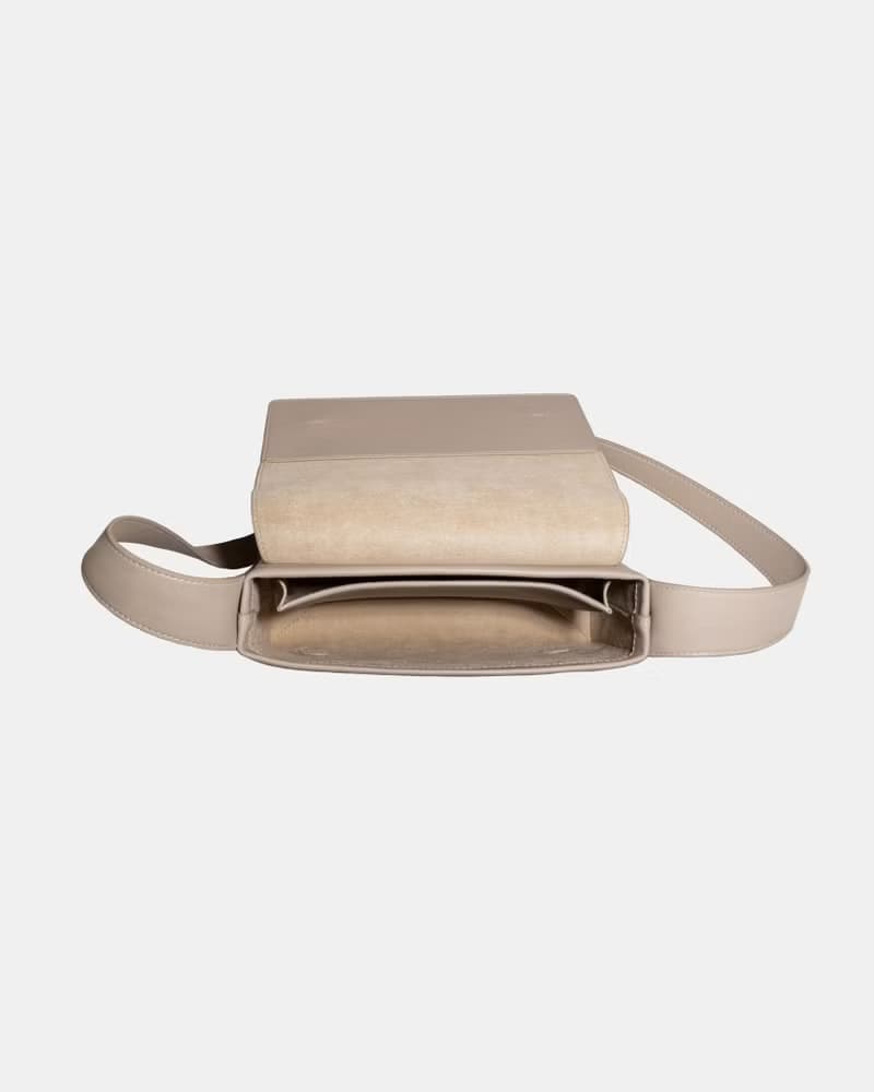 BO Satchel 素皮革 斜背包 米色