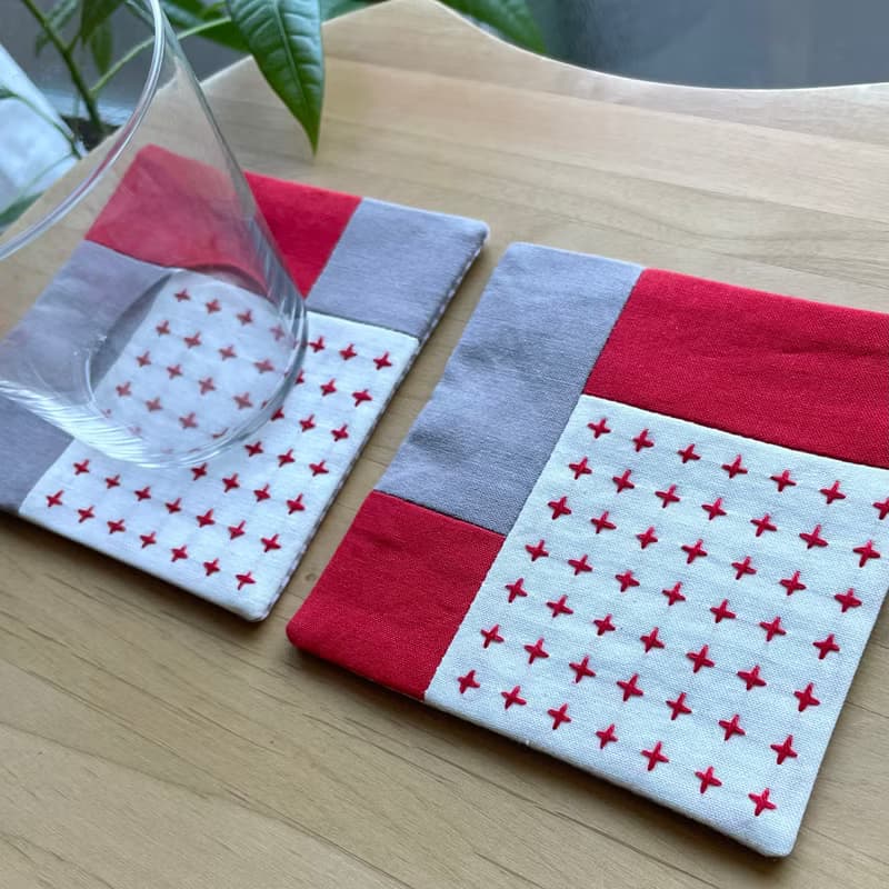 刺し子コースター2枚セット　パッチワーク赤　グレージュ　北欧風　シンプル　布　吸水　クリスマス　プレゼント　ギフト　カトラリー　コーヒー　カフェ　誕生日