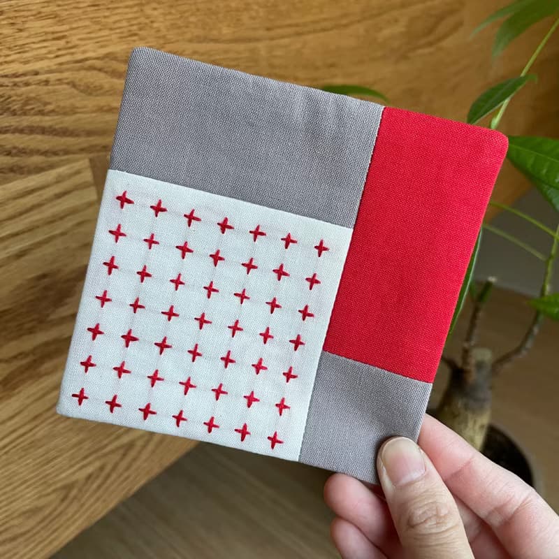 刺し子コースター2枚セット　パッチワーク赤　グレージュ　北欧風　シンプル　布　吸水　クリスマス　プレゼント　ギフト　カトラリー　コーヒー　カフェ　誕生日