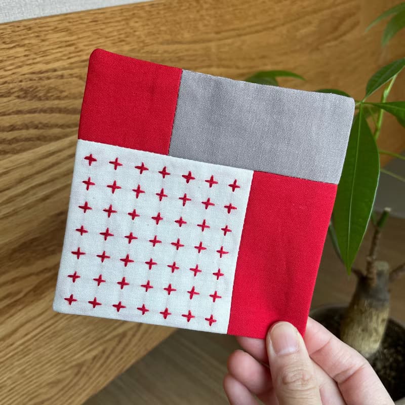 刺し子コースター2枚セット　パッチワーク赤　グレージュ　北欧風　シンプル　布　吸水　クリスマス　プレゼント　ギフト　カトラリー　コーヒー　カフェ　誕生日