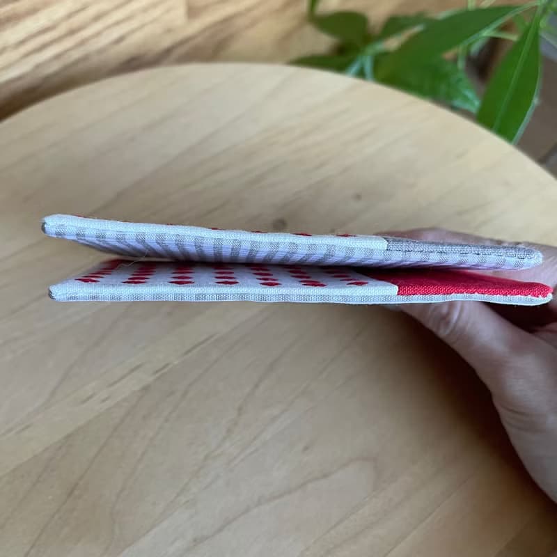 刺し子コースター2枚セット　パッチワーク赤　グレージュ　北欧風　シンプル　布　吸水　クリスマス　プレゼント　ギフト　カトラリー　コーヒー　カフェ　誕生日