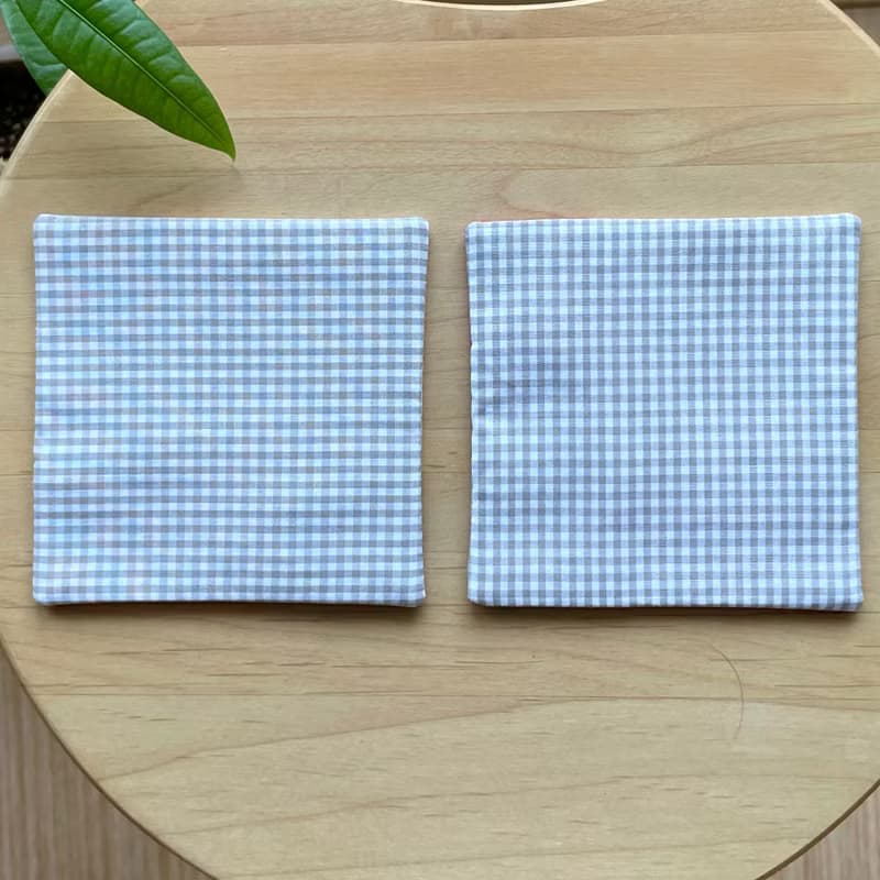 刺し子コースター2枚セット　パッチワーク赤　グレージュ　北欧風　シンプル　布　吸水　クリスマス　プレゼント　ギフト　カトラリー　コーヒー　カフェ　誕生日