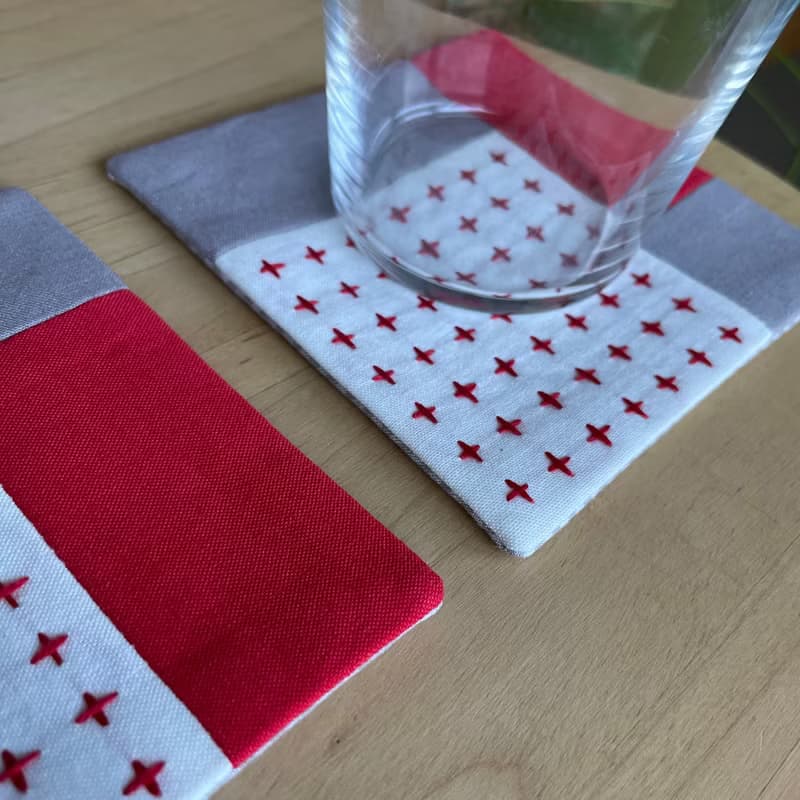 刺し子コースター2枚セット　パッチワーク赤　グレージュ　北欧風　シンプル　布　吸水　クリスマス　プレゼント　ギフト　カトラリー　コーヒー　カフェ　誕生日