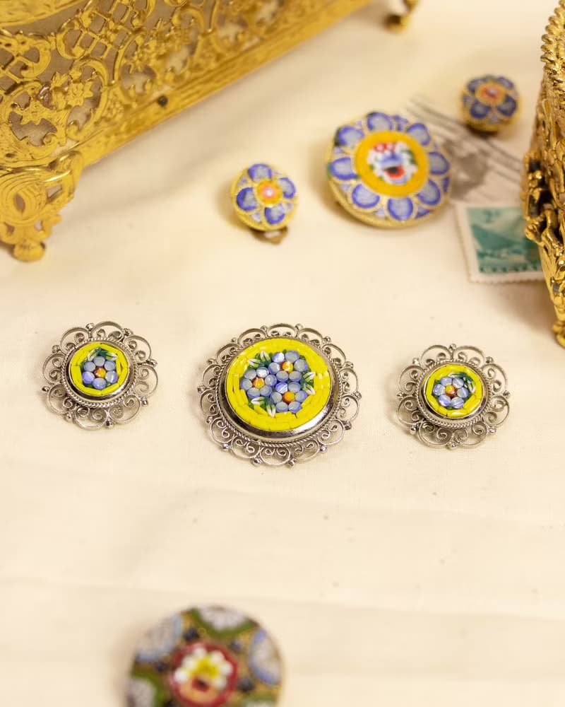 義大利古董 微鑲馬賽克傳統工藝 黃底勿忘我 花絲邊胸針耳夾套組