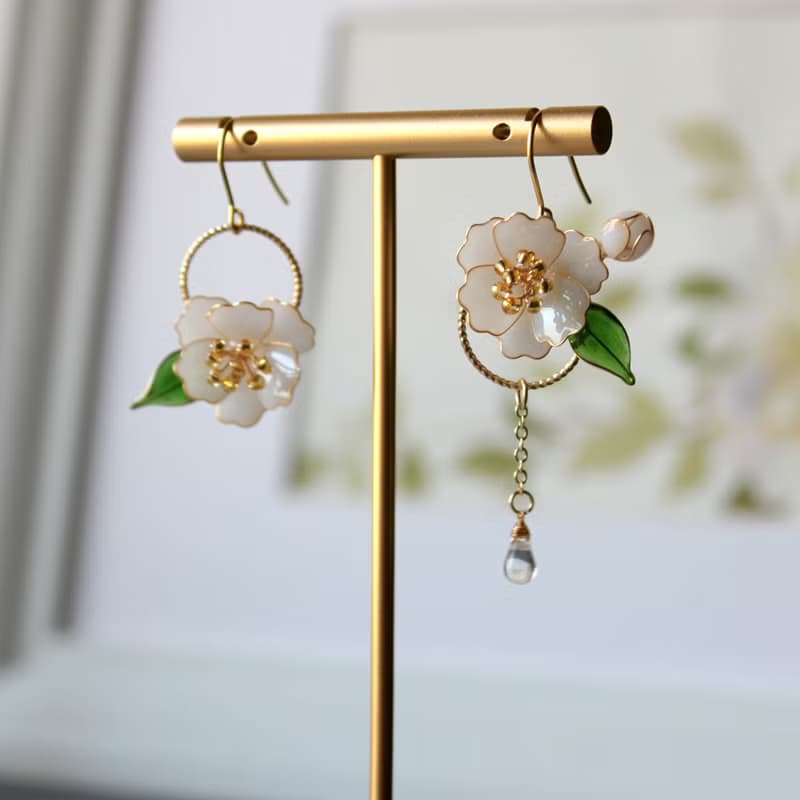 【山茶花不對稱耳環】 白色山茶花耳環 手工銅線樹脂 耳環/耳夾