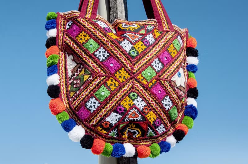 手工刺繡斜背包 民族風包 側背包 肩背包 手工包 刺繡包-沙漠花兒