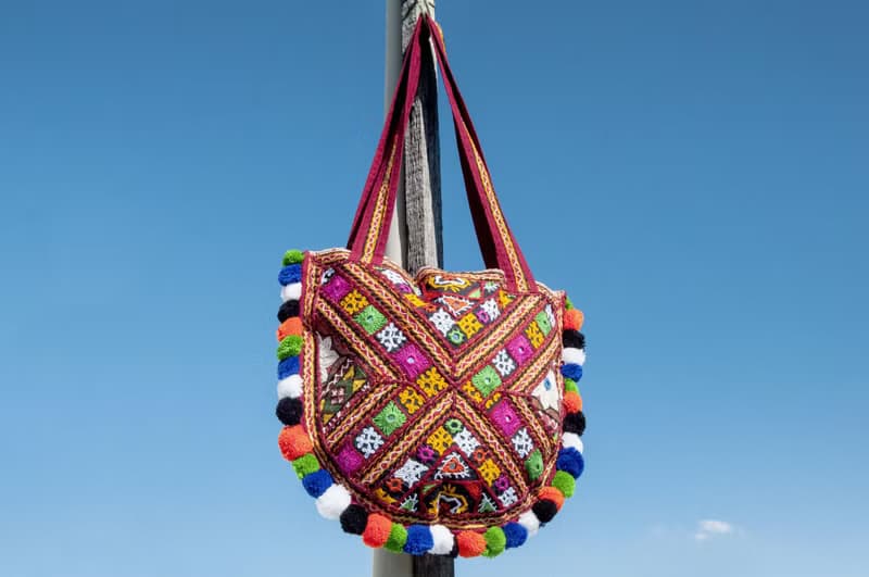 手工刺繡斜背包 民族風包 側背包 肩背包 手工包 刺繡包-沙漠花兒