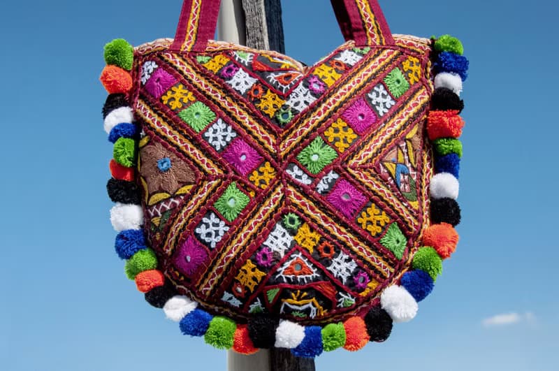 手工刺繡斜背包 民族風包 側背包 肩背包 手工包 刺繡包-沙漠花兒