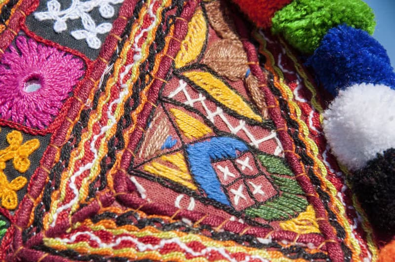 手工刺繡斜背包 民族風包 側背包 肩背包 手工包 刺繡包-沙漠花兒