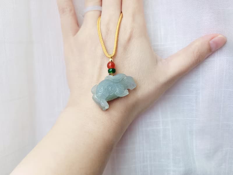 【親翠】天然翡翠 冰睛底有毛流的期待兔兔吊墜 | 生肖兔 | 看說