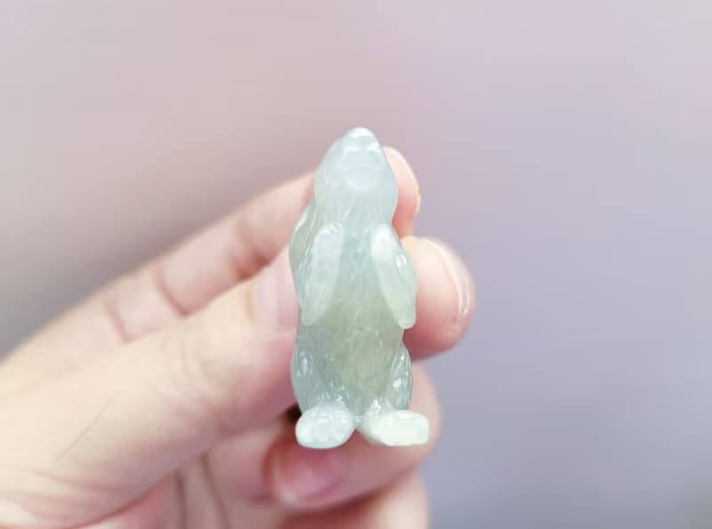 【親翠】天然翡翠 冰睛底有毛流的期待兔兔吊墜 | 生肖兔 | 看說