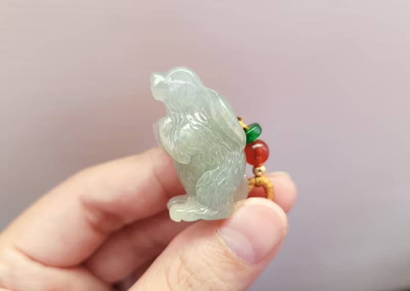 【親翠】天然翡翠 冰睛底有毛流的期待兔兔吊墜 | 生肖兔 | 看說