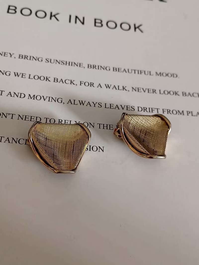 vintage jewelry  古董淡金色網格夾式耳環