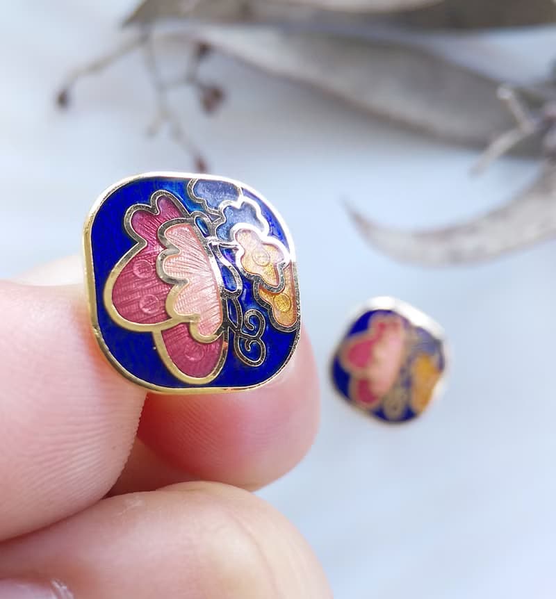 【西洋古董飾品 】早期台灣製 景泰藍-小巧 藍底 方蝶花 針式耳環