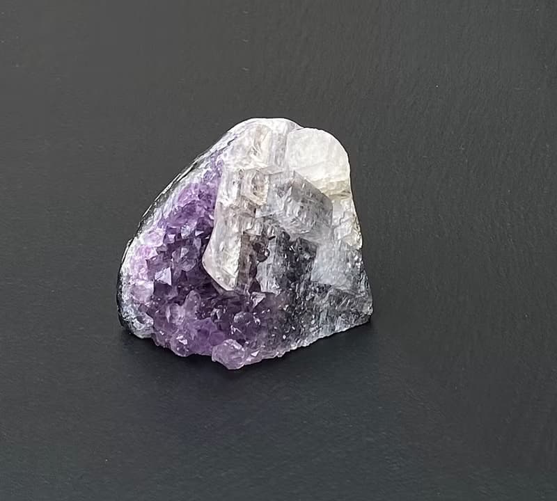 招財開運-天然原礦異象紫晶鎮共生彩虹方解石及黑碧璽 風水擺件